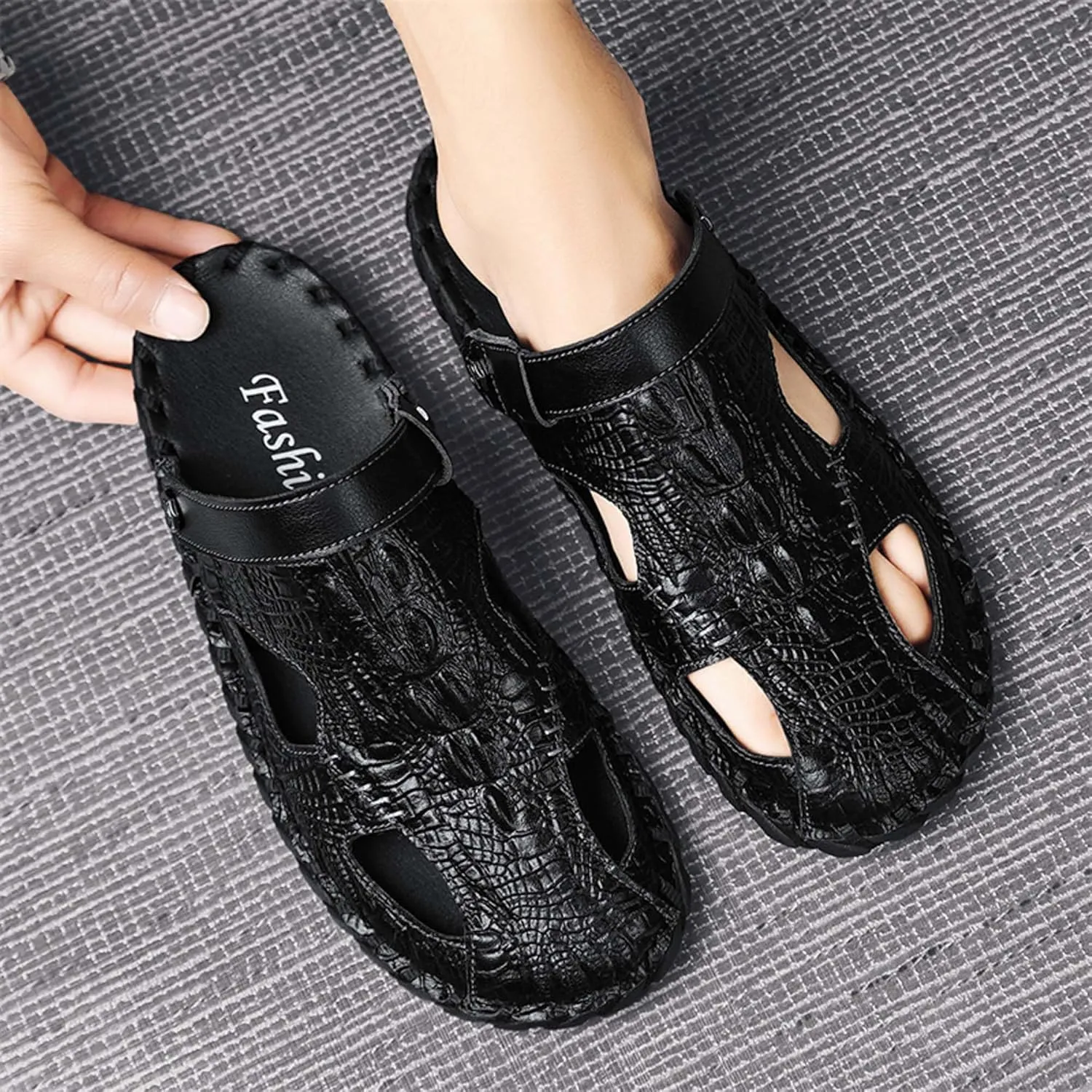 Summer men's casual breathable comfortable lightweight soft handcrafted crocodile pattern fashion sandals slippers two-layer cowhide
