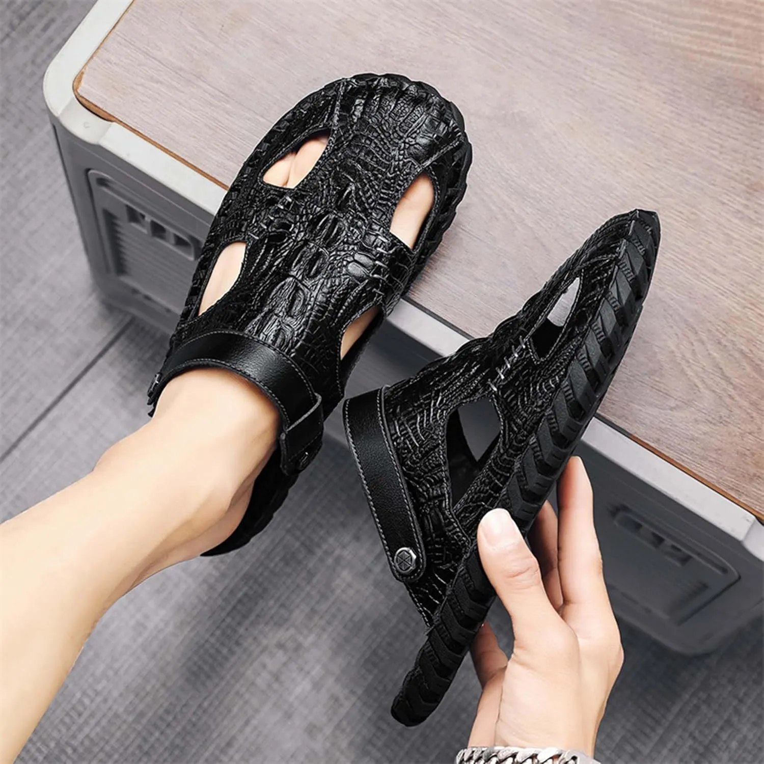 Summer men's casual breathable comfortable lightweight soft handcrafted crocodile pattern fashion sandals slippers two-layer cowhide